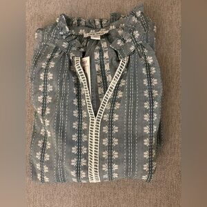 Nine West Light weight long sleeve Blue Gray pattern Blouse!